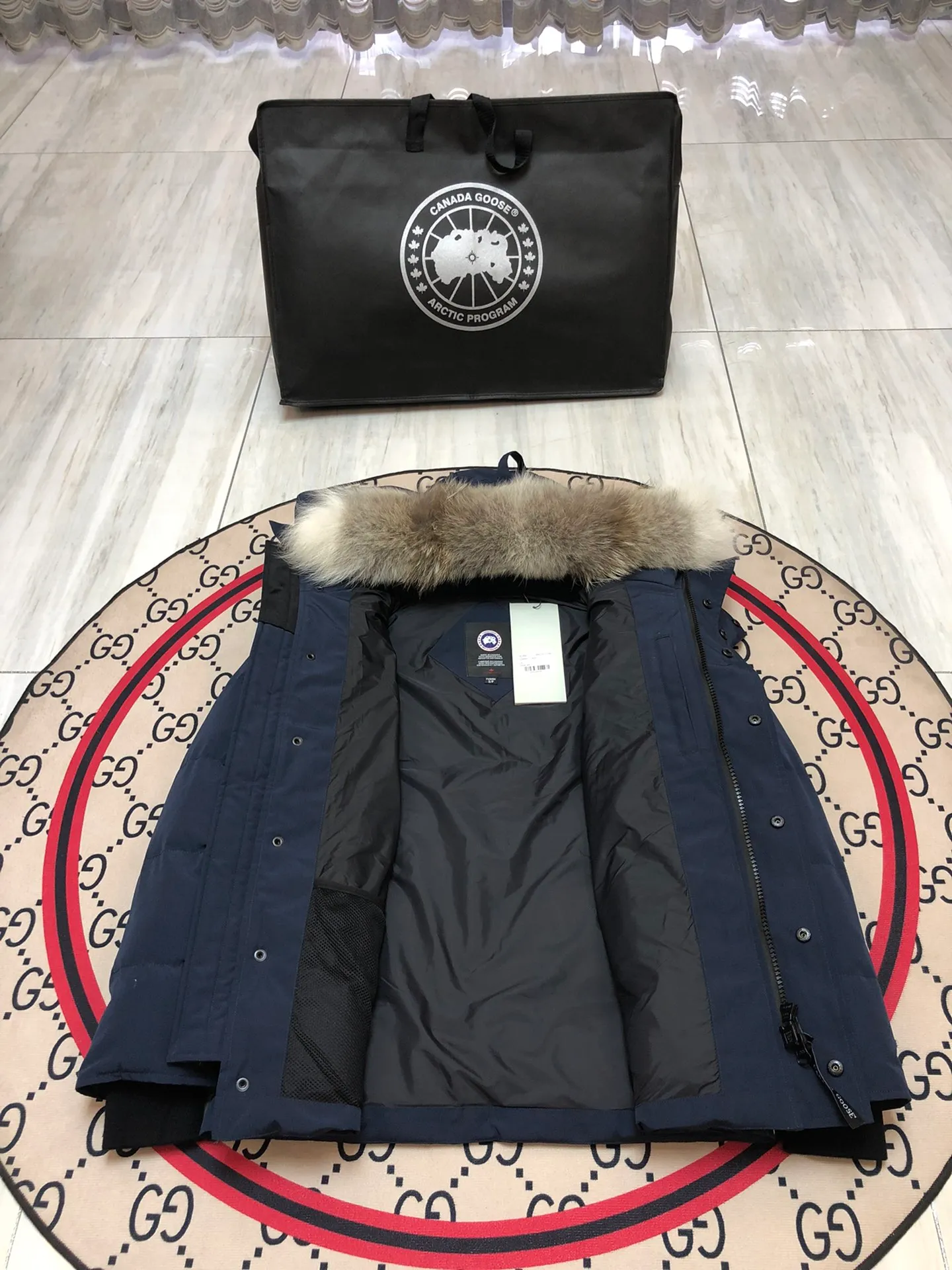 P800 Canada Goose Wyndham Parka has 29 styles for men and women. The hood and fur collar are detachable. My personal favorite is simple and elegant. It is clean and tidy. All Arctic and Antarctic scientific expedition teams choose Canada Goose as their cold wear. It is the Rolls-Royce of down jackets. ➖ Industry-leading anti-counterfeiting chip sensing. ➖ Imported Behringer embroidery machines and customized embroidery labels, the highest level and industry leading. ➖ Imported Korean 21-count polyester-cotton blended original fabric, TC85 waterproof coated fabric, water-repellent, windproof and wear-resistant. ➖ The new national standard 80 white duck down is filled with an average of 520 grams of down. The amount of down filled is industry-leading. ➖ 100% nylon lining with double double-layer sealing design to prevent velvet running, and seamless thread design on the cuffs! ➖ Western Canadian Green Wolf Collar. ➖ Yoshida YKK provides original factory-customized electroplated sliders. YKK two-way lockable zippers are tight and smooth and do not peel off paint. ➖ 3M composite Velcro is durable and the accessories and hardware are all custom-made. Note: Our copywriting is only simple and clear. Instead of bragging about the copywriting, it is better to compare and understand with samples. Only for the purest goose, the most dedicated, the most professional, the highest quality, the highest cost performance! SIZE:S-XXL [With size chart]